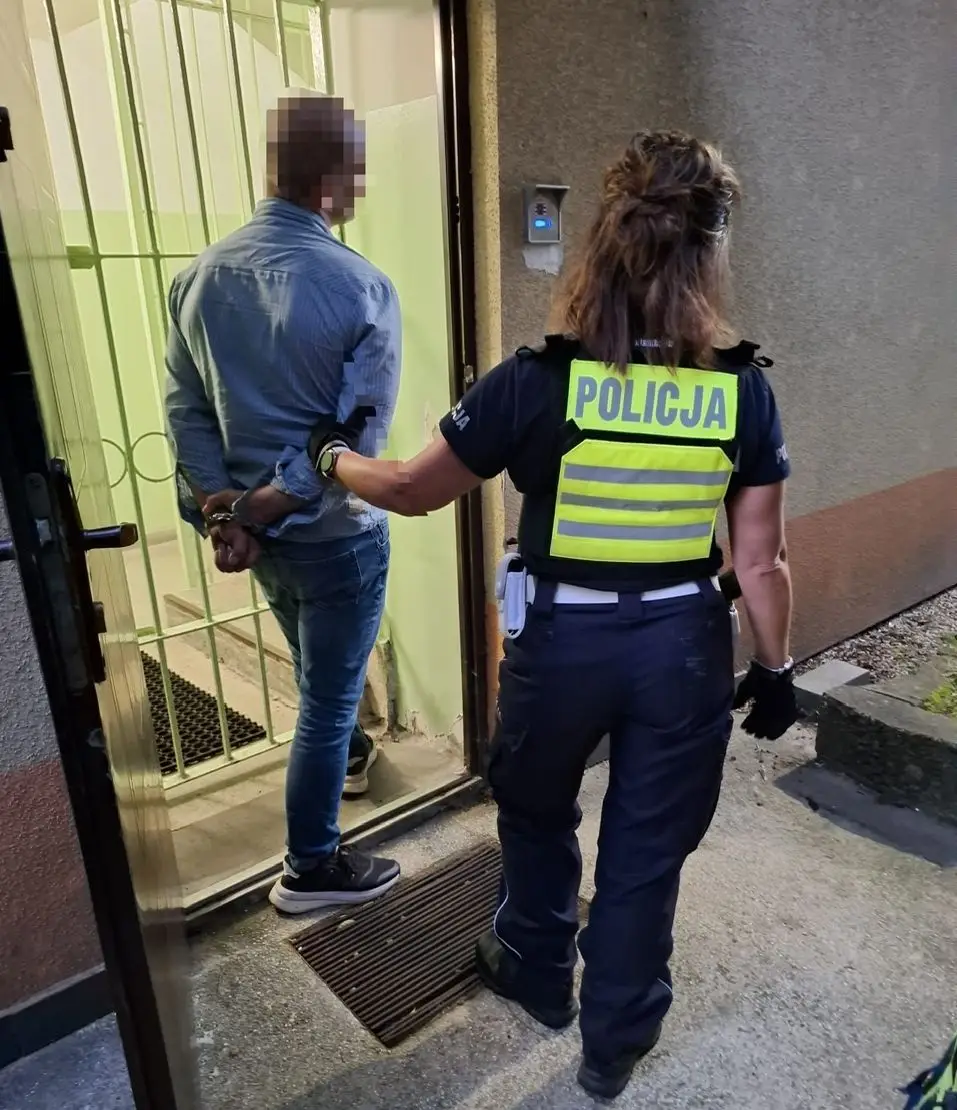Pijany kierowca kradzionego samochodu oraz pasażer poszukiwany przez policję