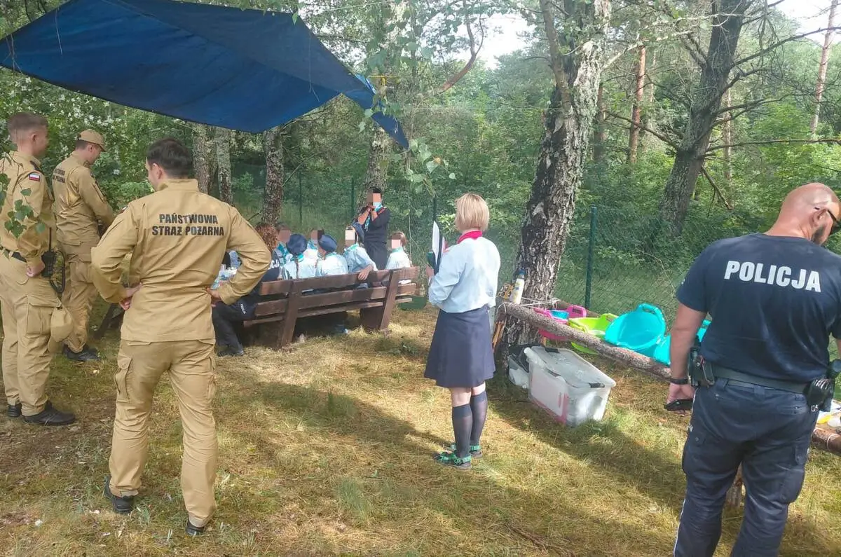 Wizyta Policji na obozie harcerskim w Krzynii