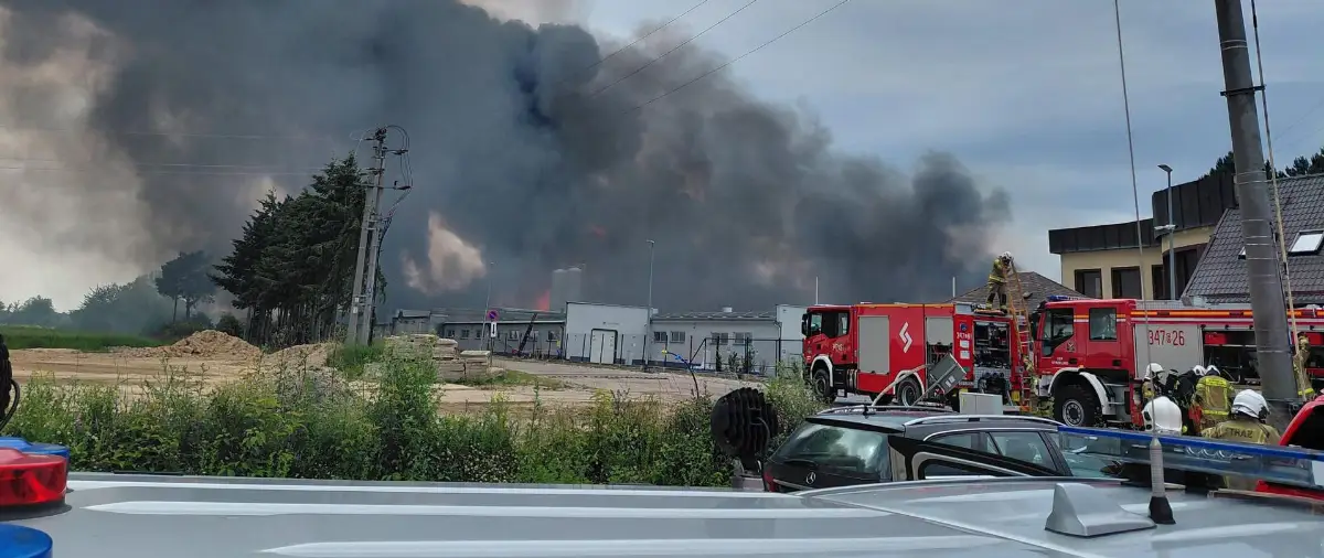 Pożar zakładu produkcyjnego w Charnowie