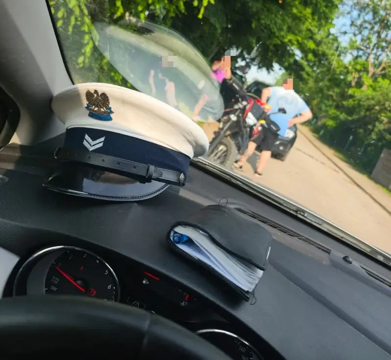 15-letni kierowca motocykla bez prawa jazdy przewoził 8-letniego pasażera