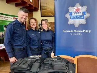 Słupscy policjanci na targach pracy w Ustce
